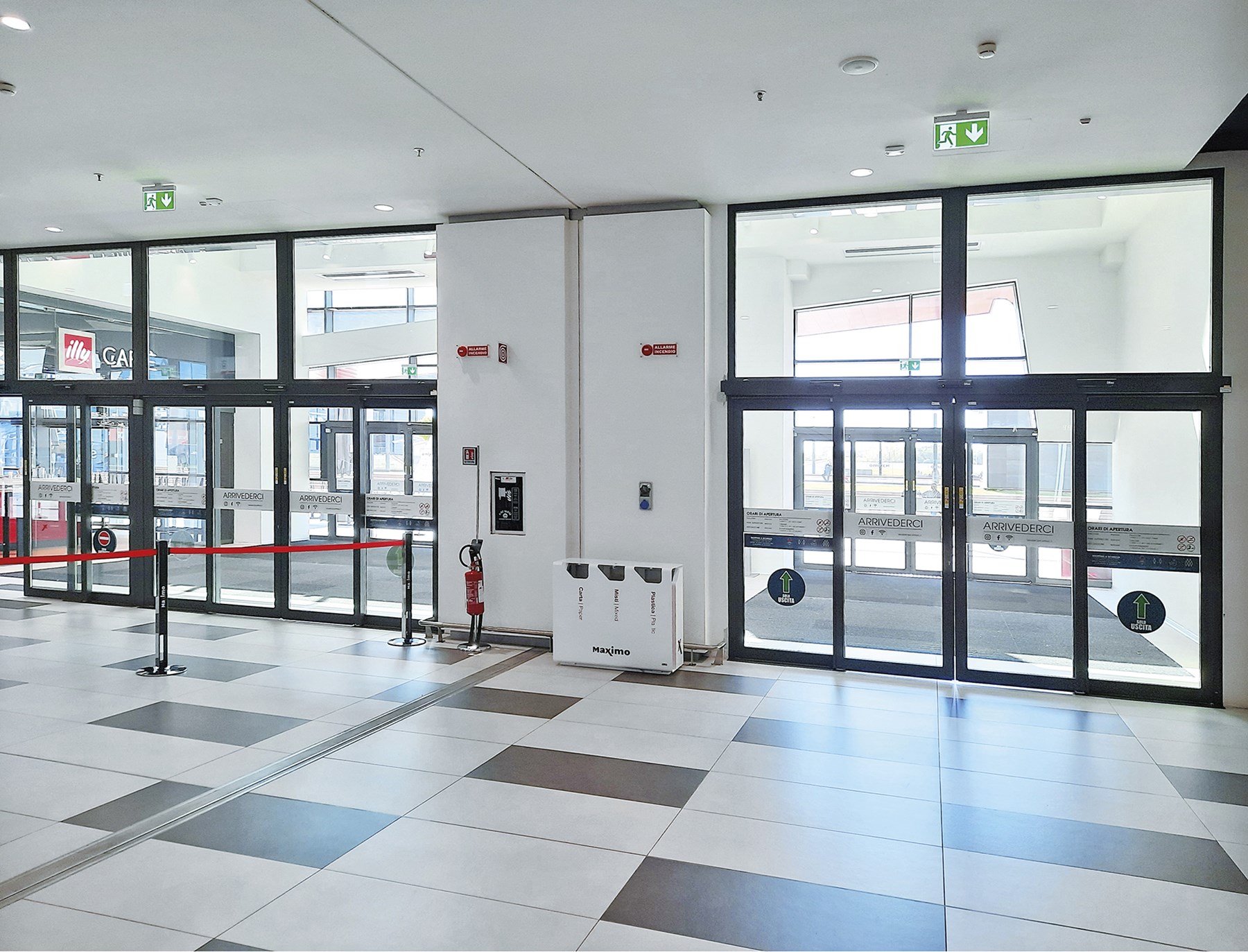 In the new Maximo shopping center in Rome, all entrances are automated